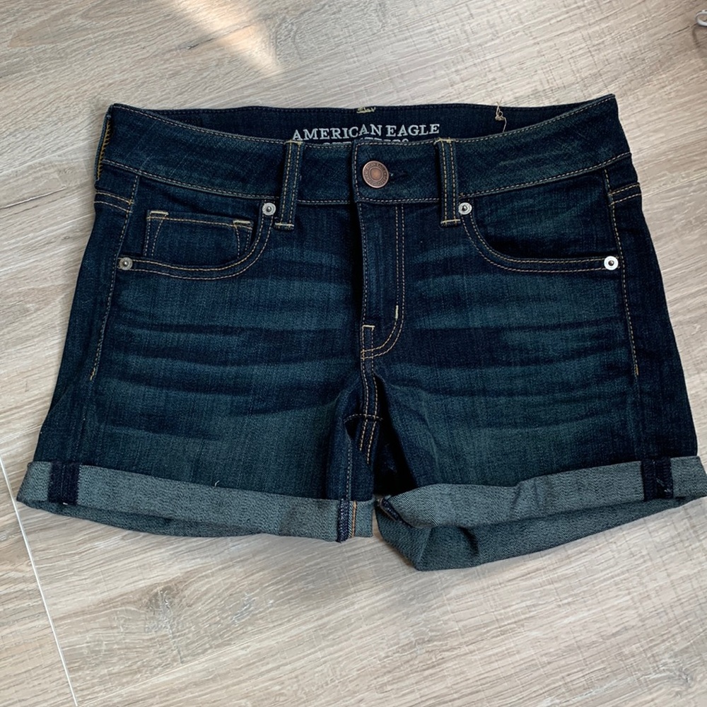 American eagle mid rise shorts. Size 6, barley worn.